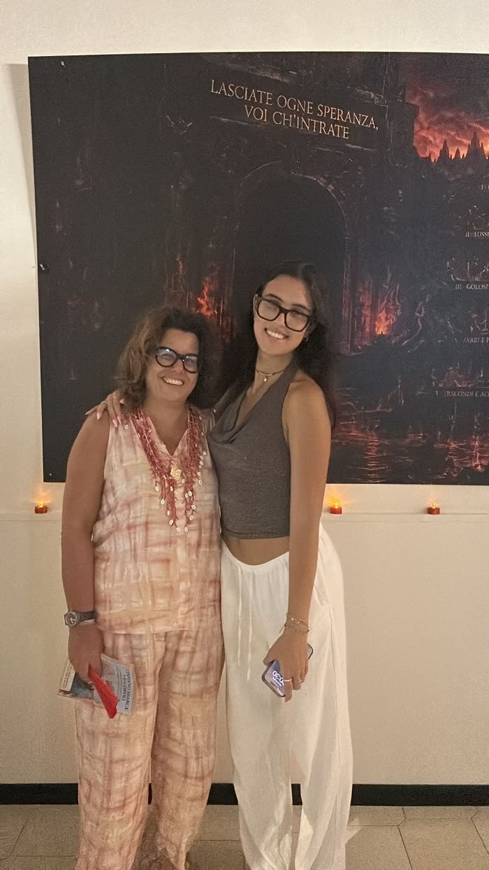 Due visitatrici nella sala di Gallipoli, davanti alla porta dell'Inferno.