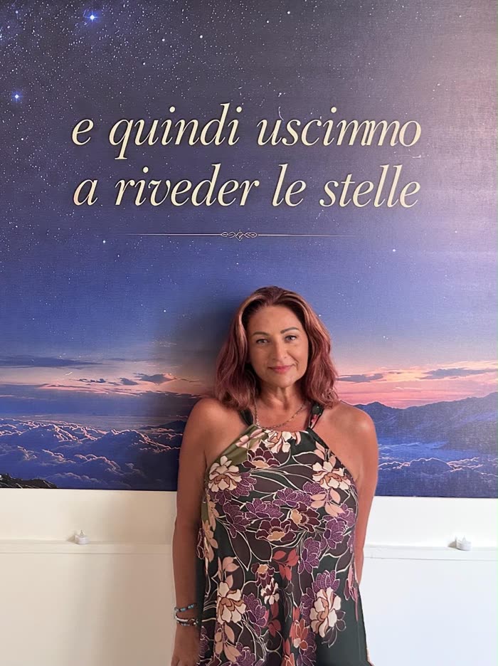 Una visitatrice nella sala di Gallipoli, davanti alla parete stellata.
