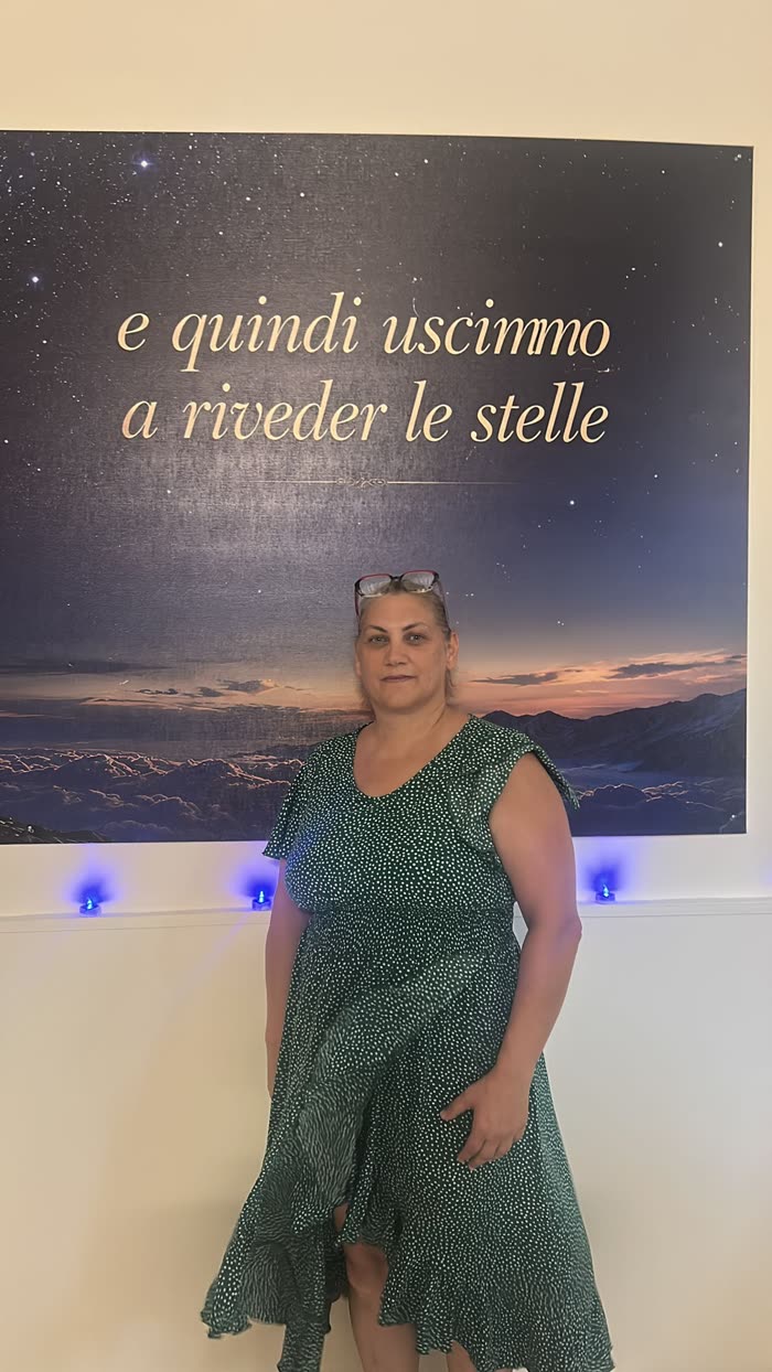 Due visitatrici nella sala di Gallipoli, davanti alla parete stellata.