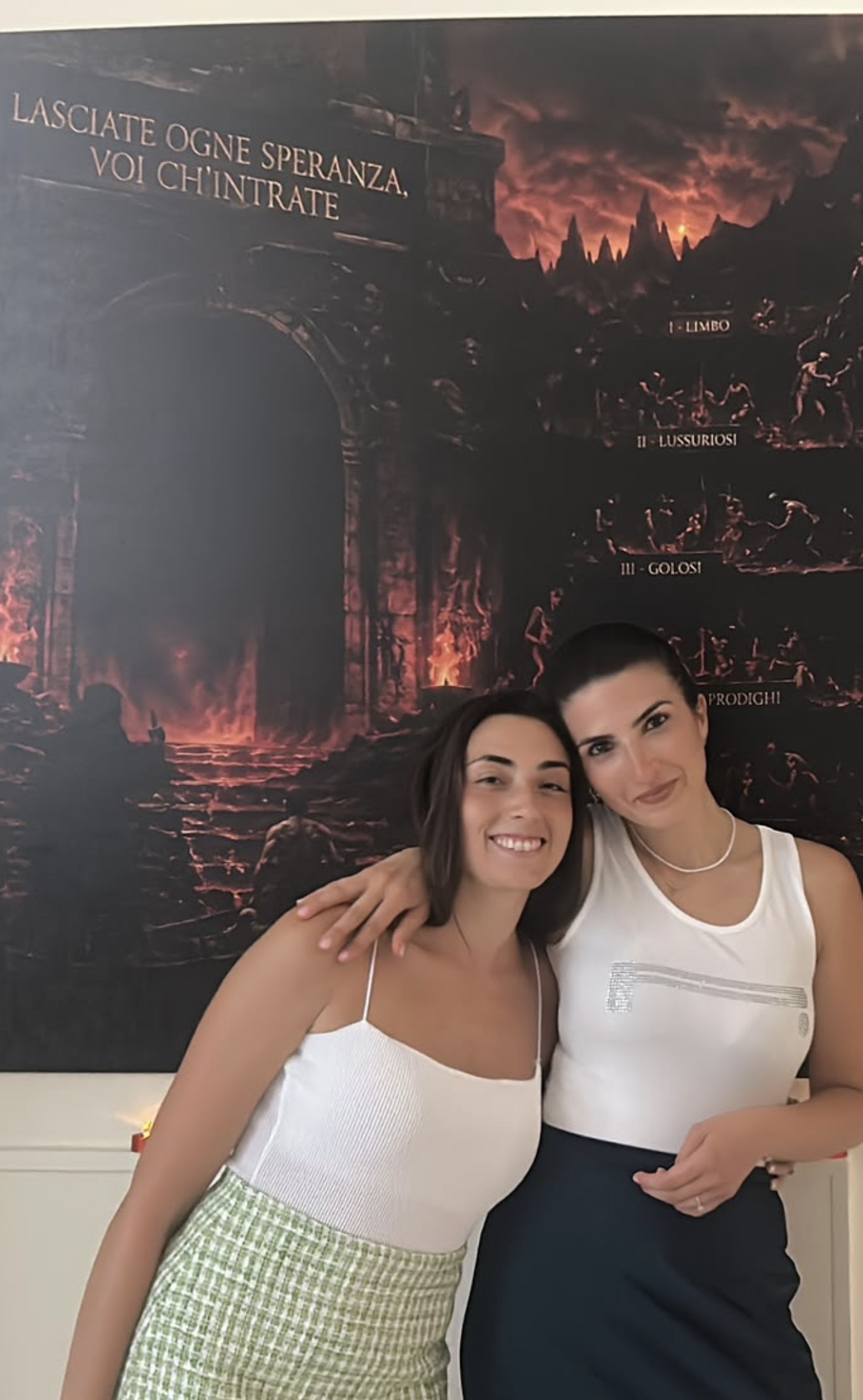 Due visitatrici nella sala di Gallipoli, davanti alla parete che riproduce la porta dell'Inferno con l'iscrizione «Lasciate ogne speranza, voi ch'intrate».